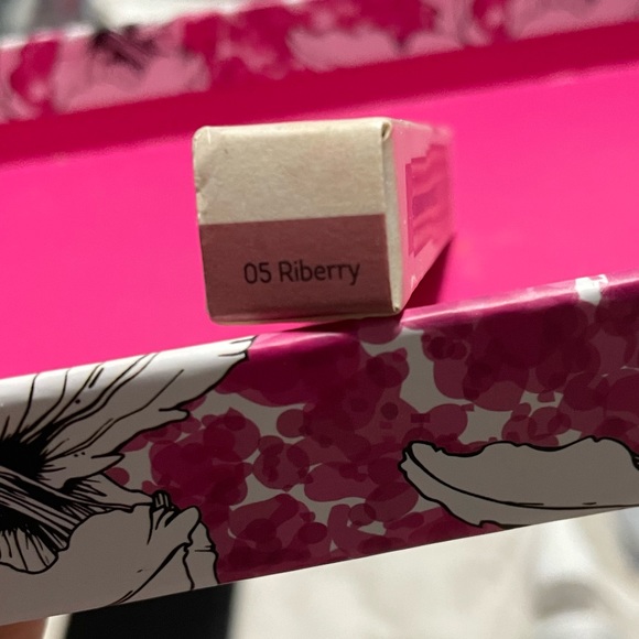 Brand new Nude by Nature Creamy Matte Lipstick in ‘05 Riberry’ - Picture 3 of 6